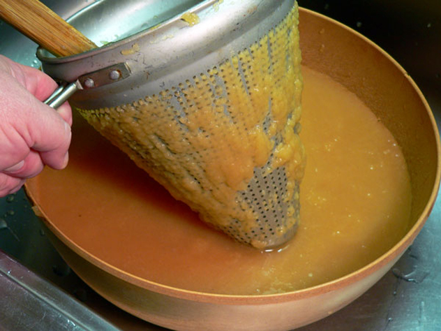 Apple-Butter_13_apples-pressed