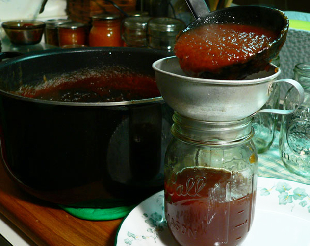 Apple-Butter_39_ladle-into-jars