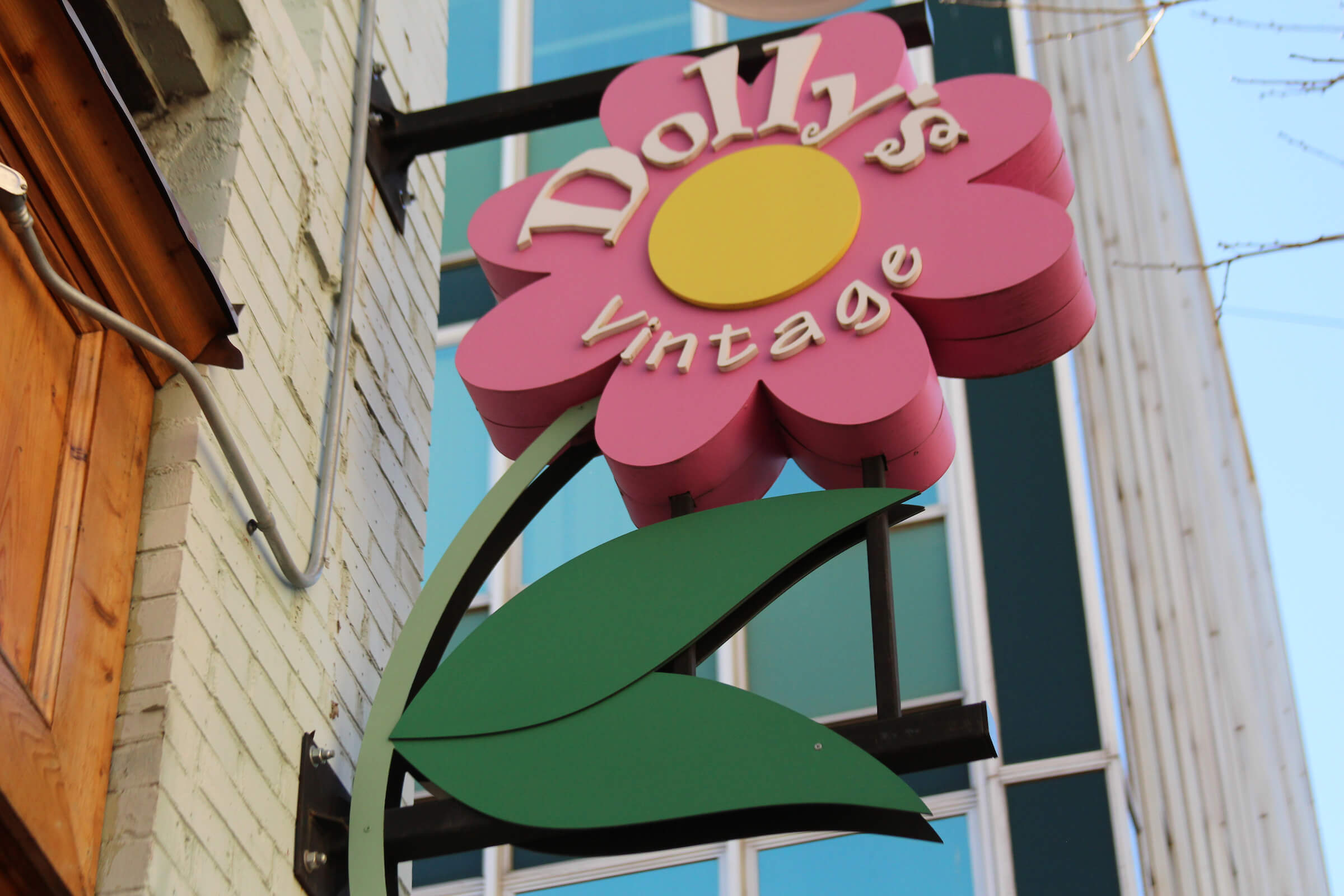 Dolly's Vintage pink flower-shaped sign