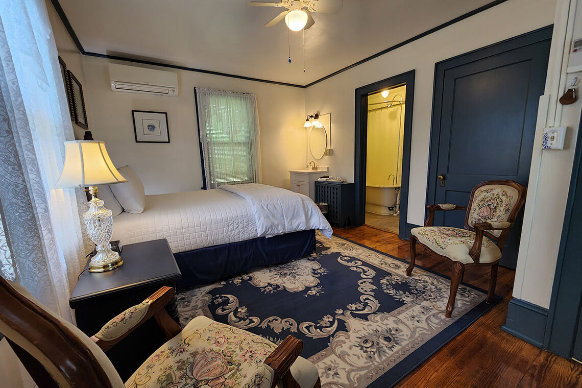 Guest room at the Vine Cottage Inn