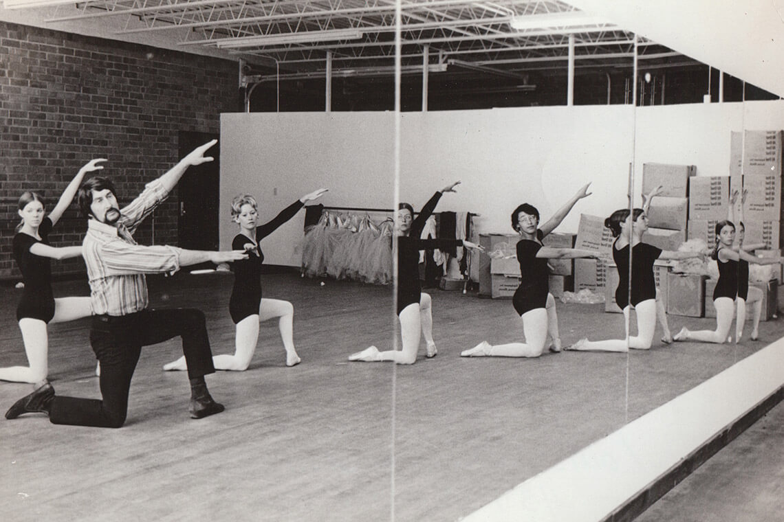 Louis Nunnery teaches students on pointe