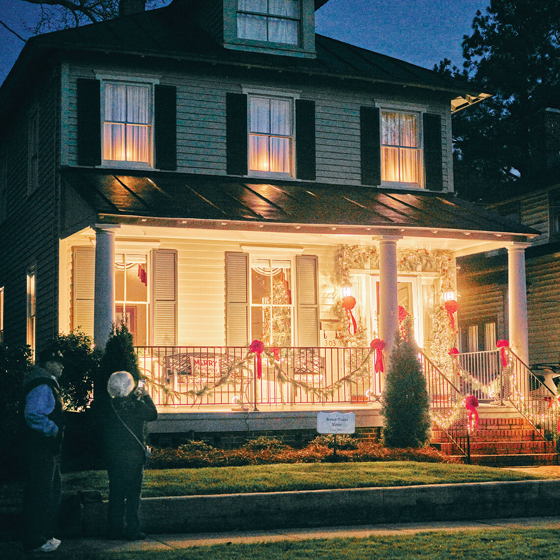 Historic home in Edenton, NC, decorated for Christmas