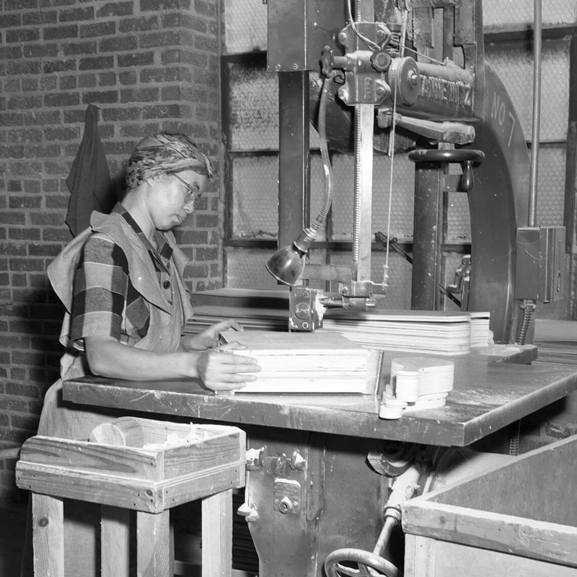 Fli-Back employees in the factory 