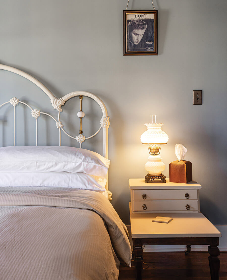 Guestroom at The Nu-Wray Inn