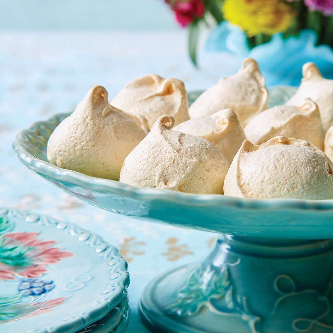 Cake stand with meringues