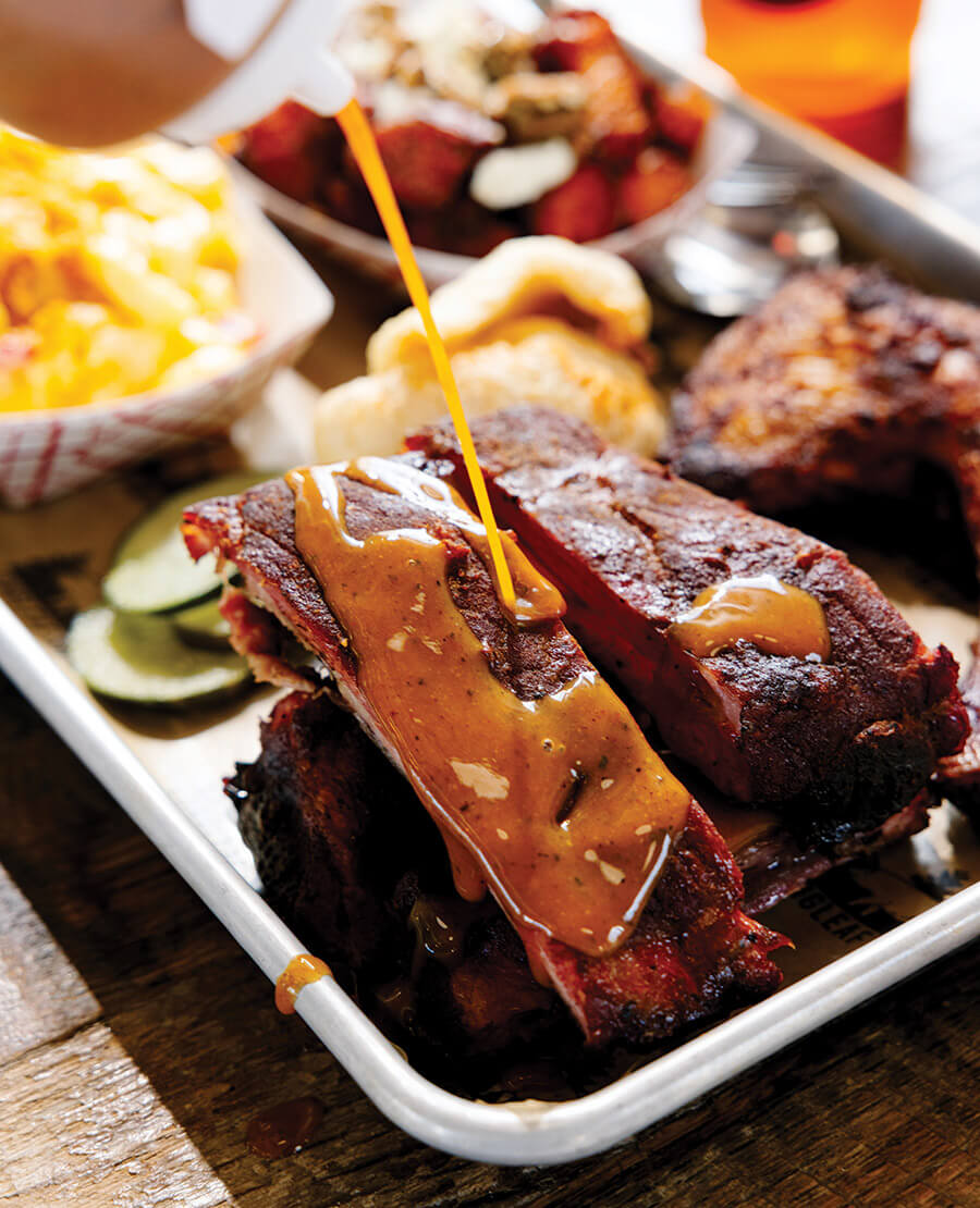 Saucing barbecue ribs