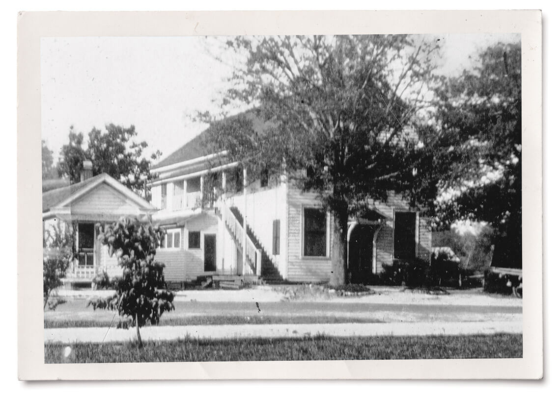Black and white photo of historic home on Broad Street in Elizabethtown, NC