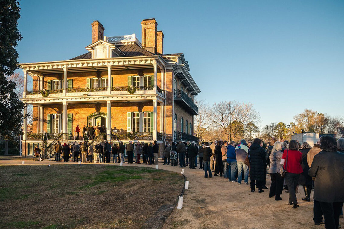 People line up for Edenton's Christmas Candlelight Tour